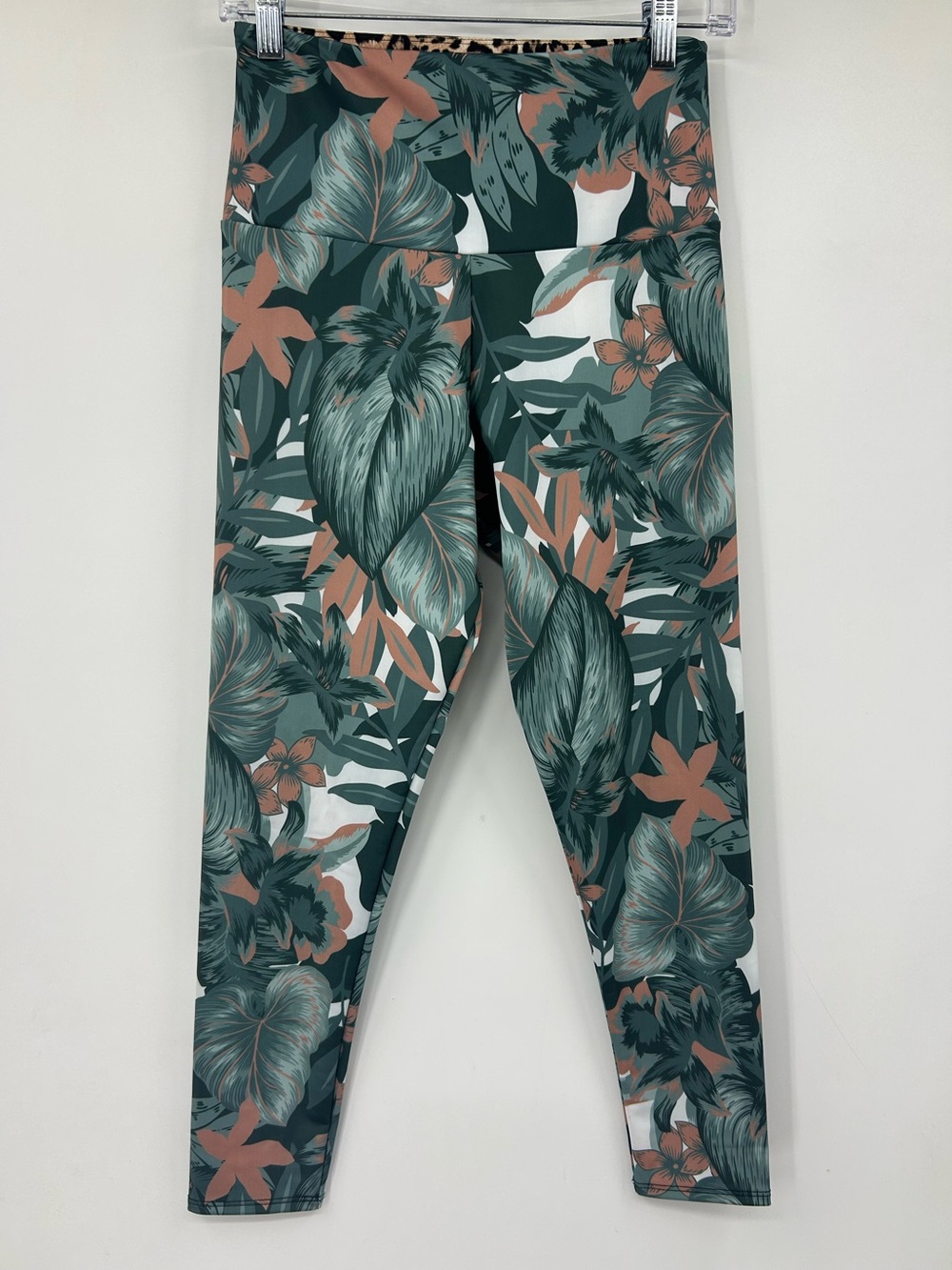 Onzie Tropical Camo High Rise Capri Leggings Sz‎ M/L